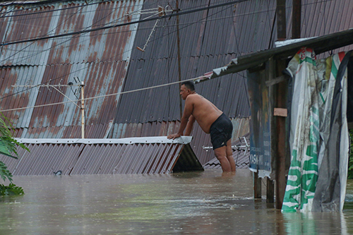 Warga naik ke atap rumah