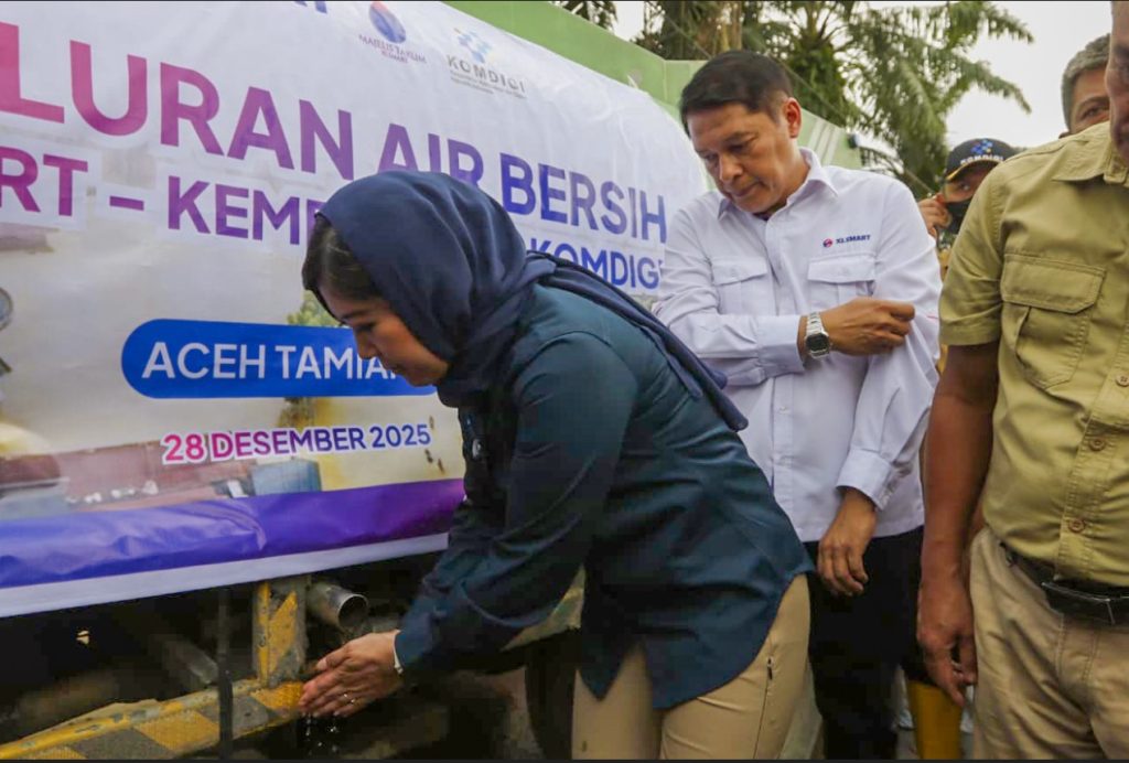 Head of Sales XLSMART Northern 1 West, Horas Lubis bersama Menteri Komunikasi dan Digital Republik Indonesia, Meutya Viada Hafid saat mengunjungi lokasi penyaluran bantuan air bersih dari XLSMART di Kantor SAMSAT Aceh Tamiang pada Minggu (28/12). Bantuan ini menjadi salah satu kebutuhan utama warga terdampak banjir, terutama untuk memenuhi kebutuhan sehari-hari dan menjaga kesehatan lingkungan. Saat ini pemulihan jaringan XLSMART yang terdampak banjir dan tanah longsor di wilayah Aceh sudah mencapai sekitar 95%, Sumatera Utara pulih hampir 100%, dan Sumatera Barat sudah mencapai 100%.
